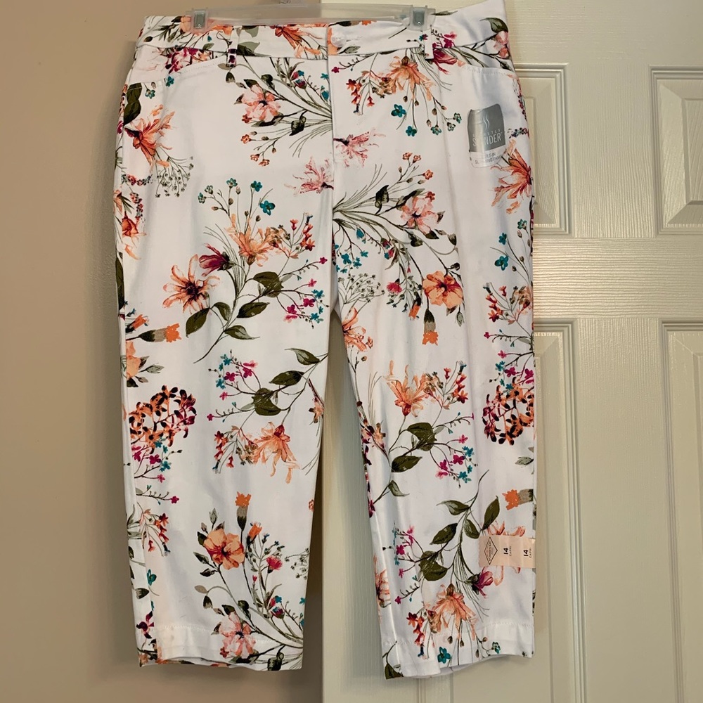 Women’s white slimming capris. Size 14.